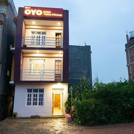 Oyo 281 Twins Kitchen Hotel Дхуликел Екстериор снимка