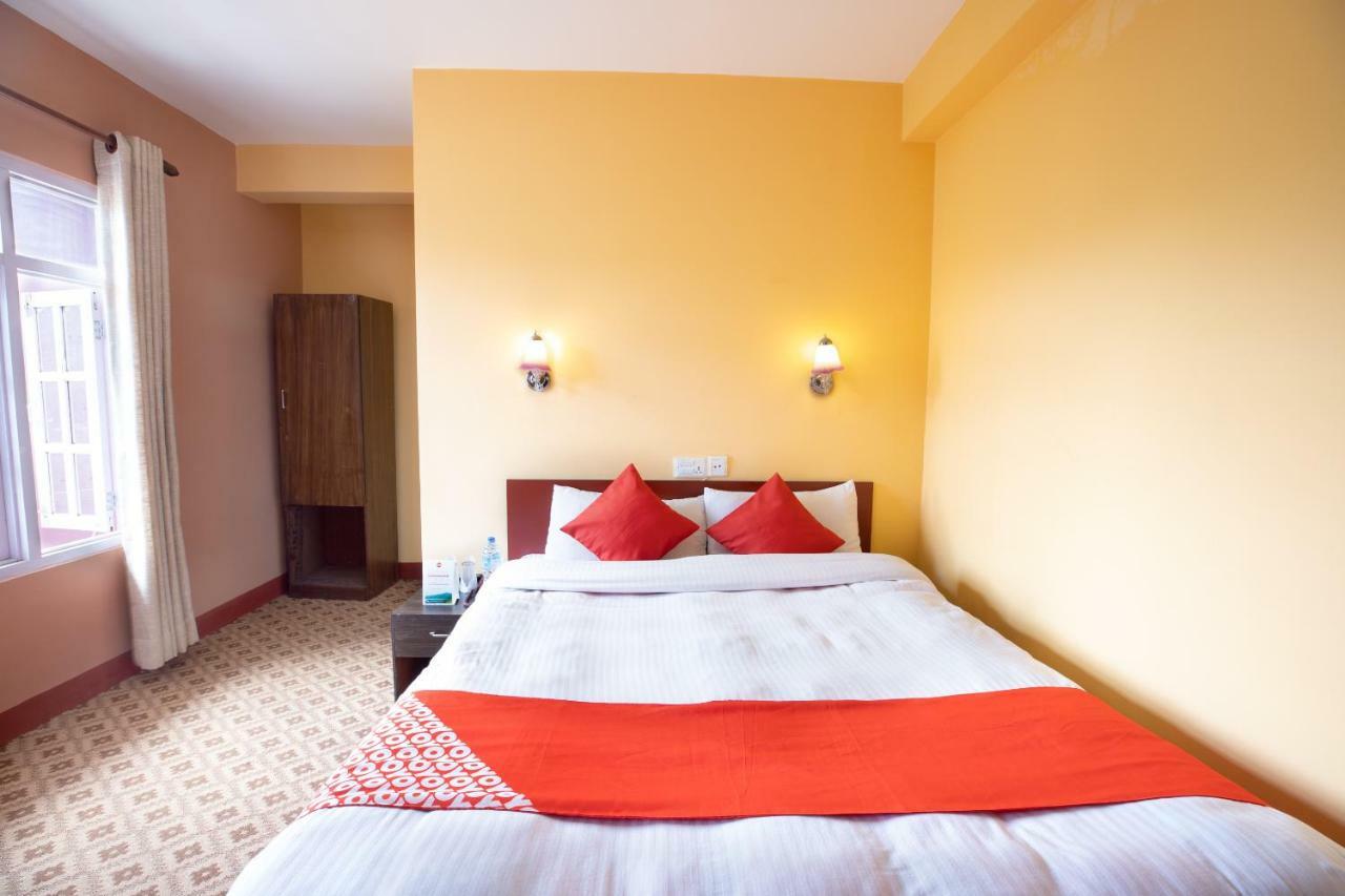 Oyo 281 Twins Kitchen Hotel Дхуликел Екстериор снимка