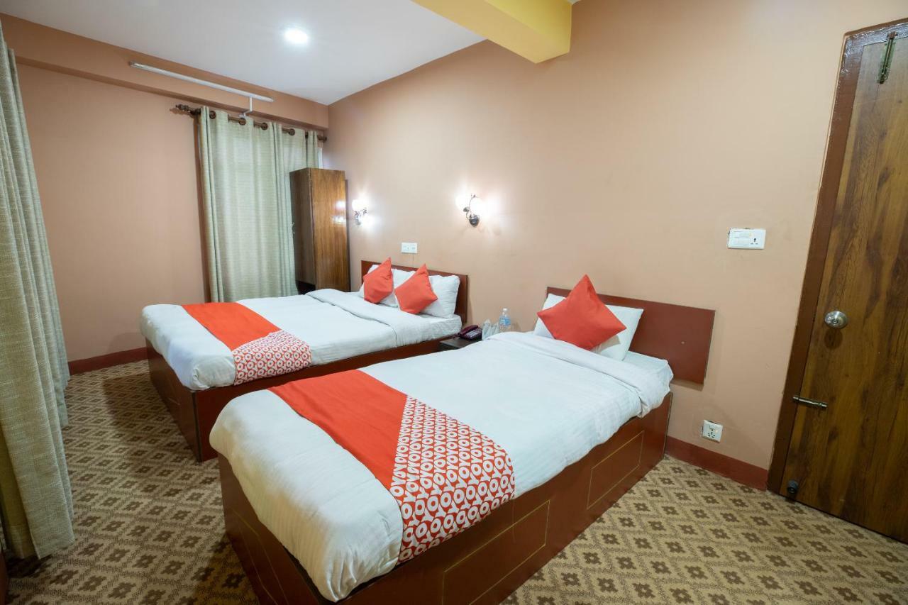 Oyo 281 Twins Kitchen Hotel Дхуликел Екстериор снимка