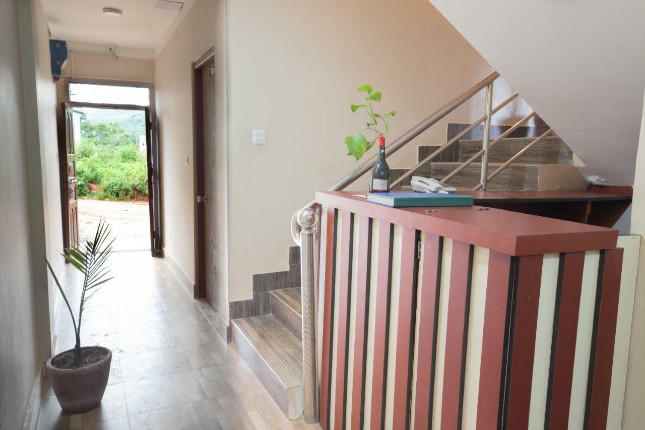 Oyo 281 Twins Kitchen Hotel Дхуликел Екстериор снимка