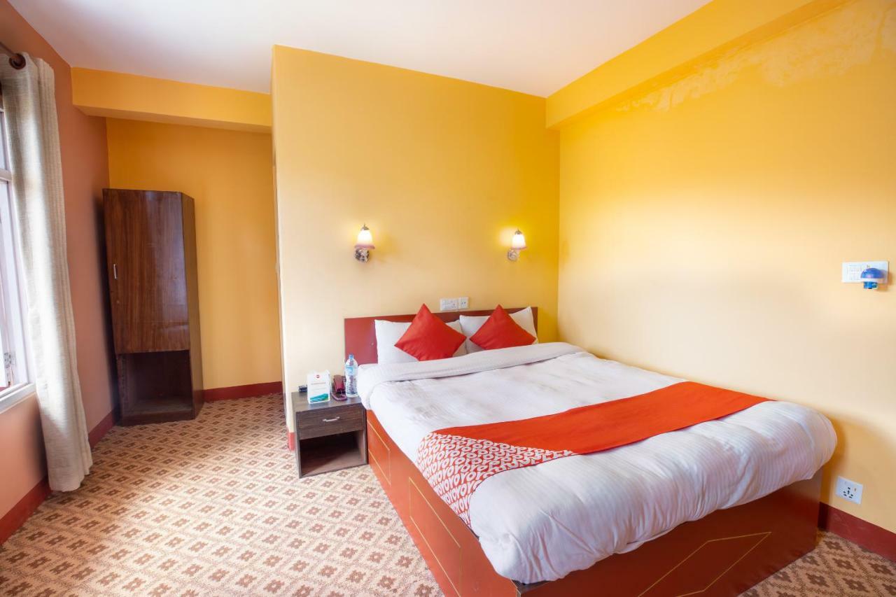 Oyo 281 Twins Kitchen Hotel Дхуликел Екстериор снимка