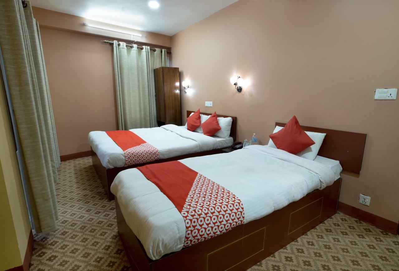 Oyo 281 Twins Kitchen Hotel Дхуликел Екстериор снимка