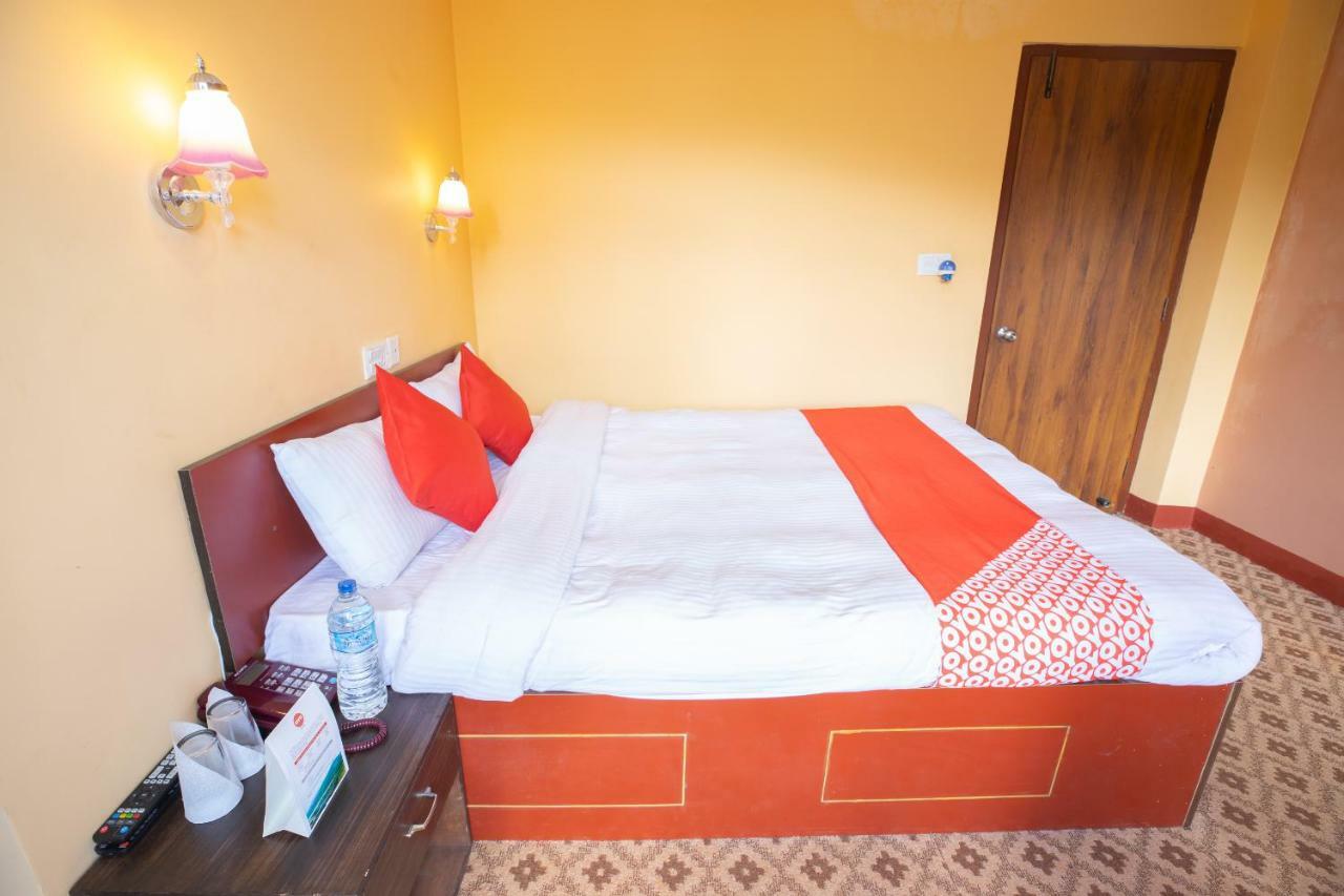 Oyo 281 Twins Kitchen Hotel Дхуликел Екстериор снимка