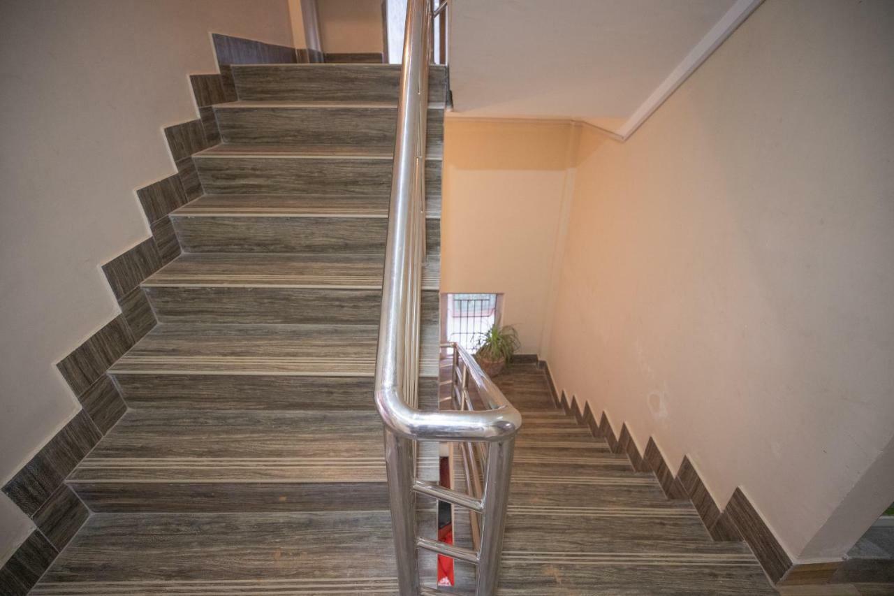 Oyo 281 Twins Kitchen Hotel Дхуликел Екстериор снимка