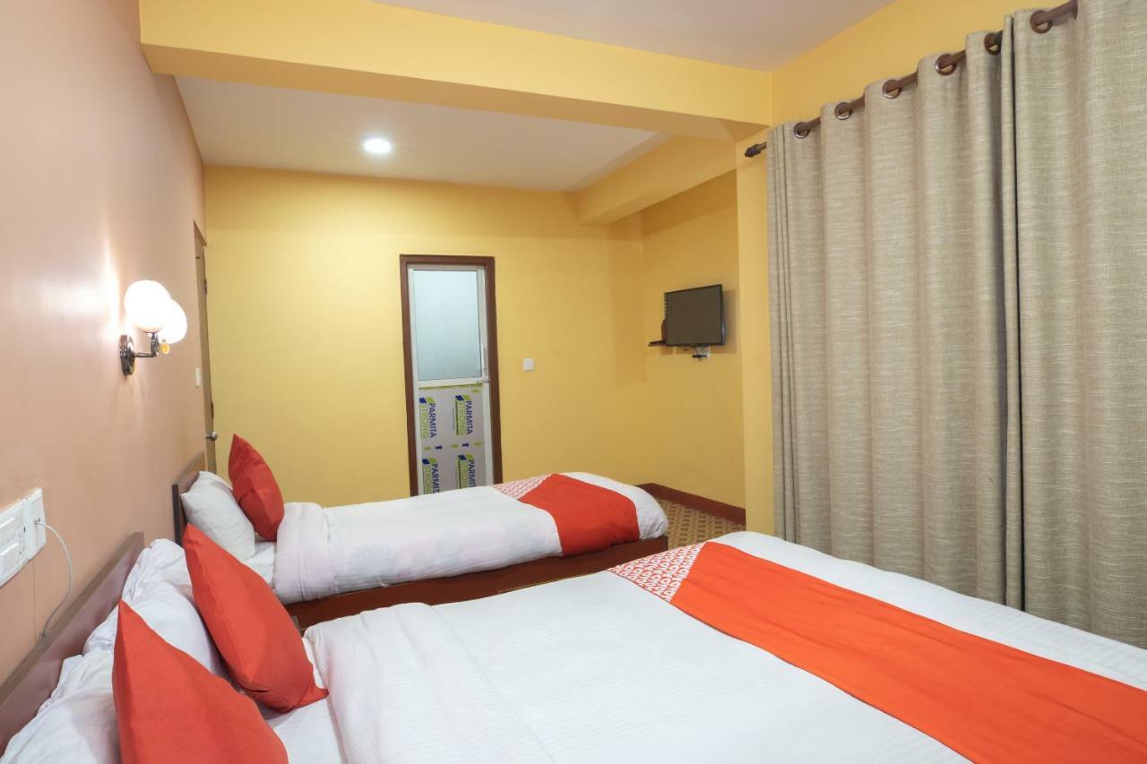 Oyo 281 Twins Kitchen Hotel Дхуликел Екстериор снимка