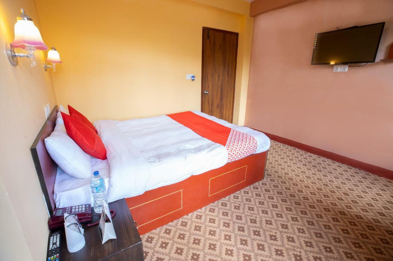 Oyo 281 Twins Kitchen Hotel Дхуликел Екстериор снимка