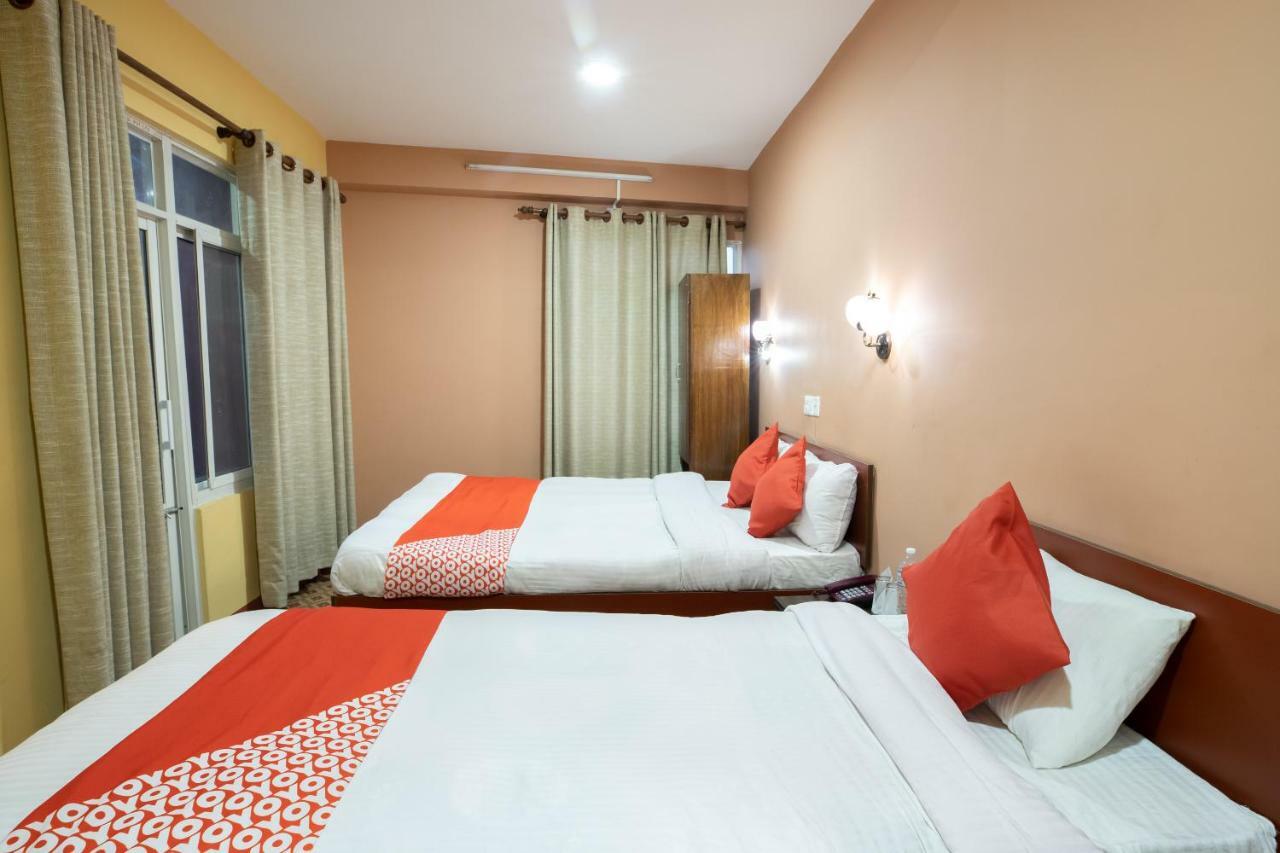 Oyo 281 Twins Kitchen Hotel Дхуликел Екстериор снимка