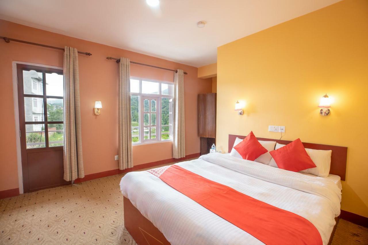 Oyo 281 Twins Kitchen Hotel Дхуликел Екстериор снимка