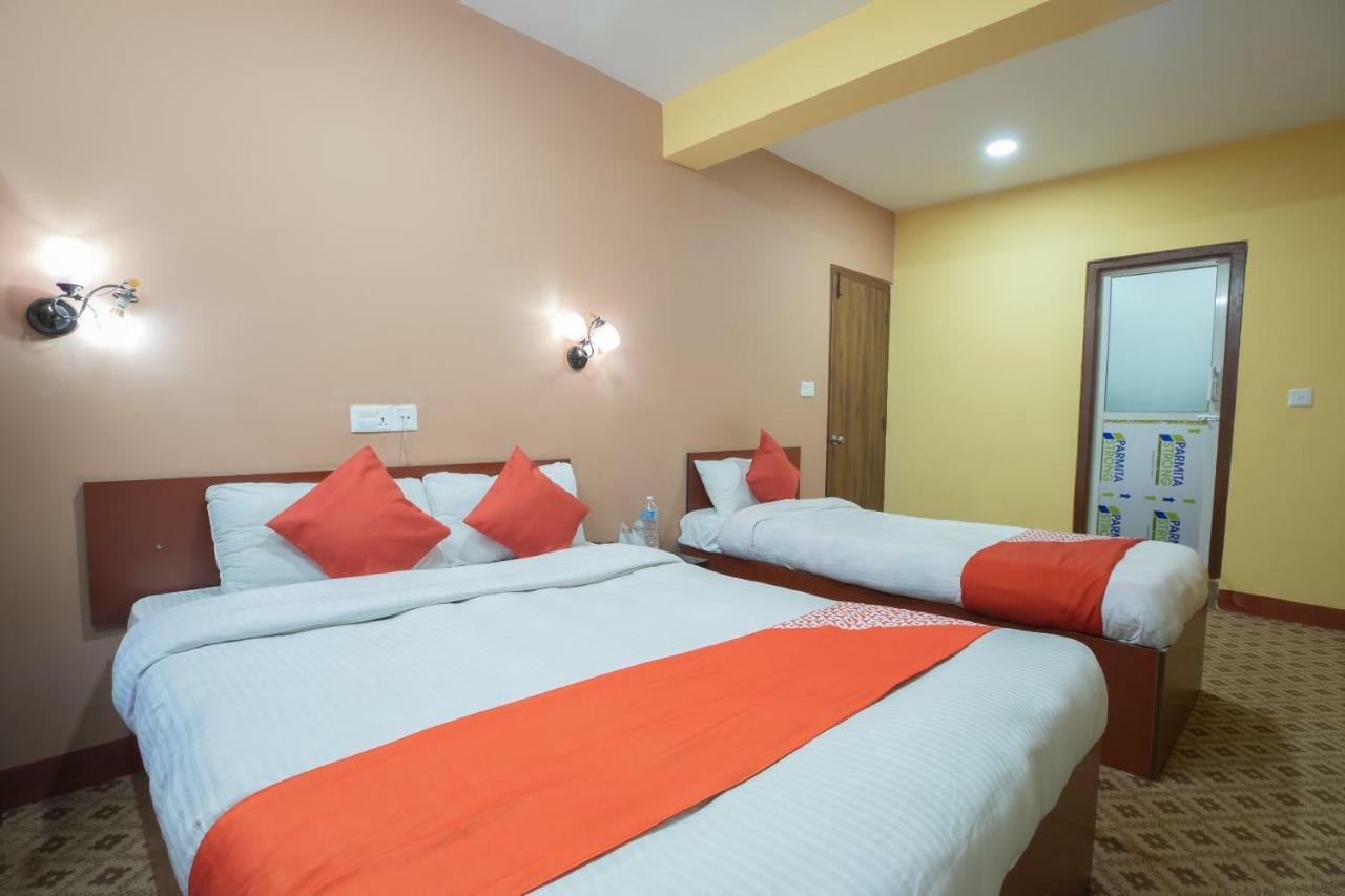 Oyo 281 Twins Kitchen Hotel Дхуликел Екстериор снимка