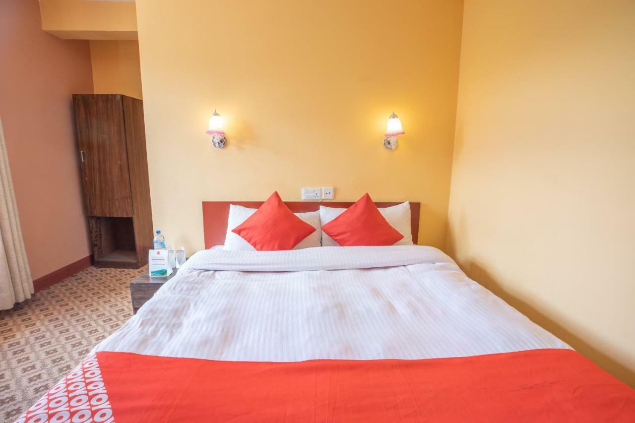 Oyo 281 Twins Kitchen Hotel Дхуликел Екстериор снимка