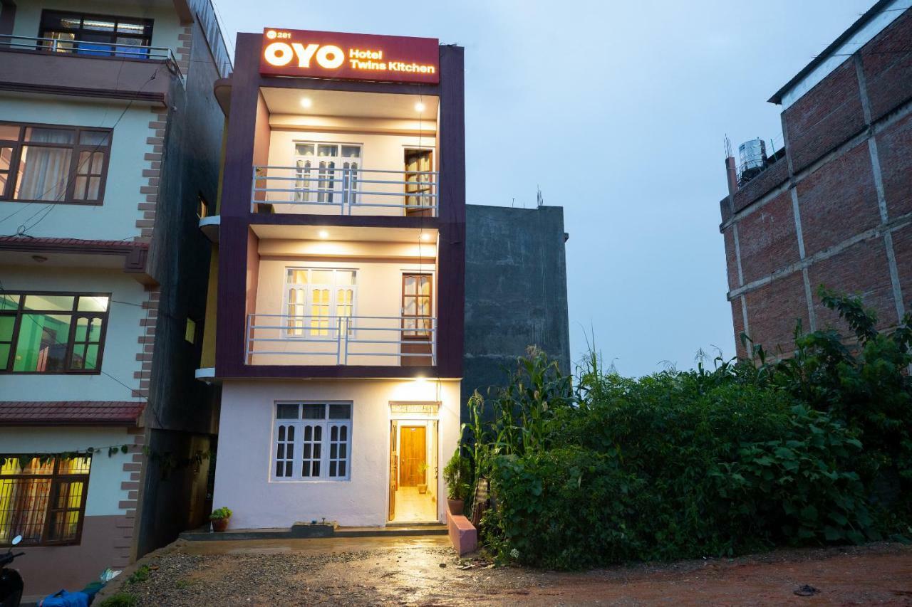 Oyo 281 Twins Kitchen Hotel Дхуликел Екстериор снимка