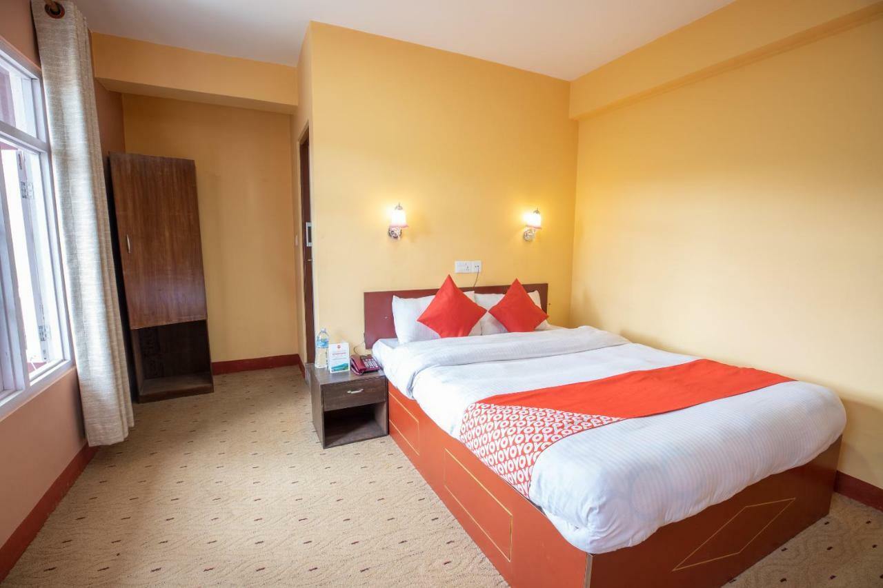Oyo 281 Twins Kitchen Hotel Дхуликел Екстериор снимка