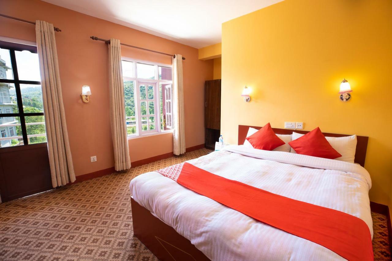 Oyo 281 Twins Kitchen Hotel Дхуликел Екстериор снимка