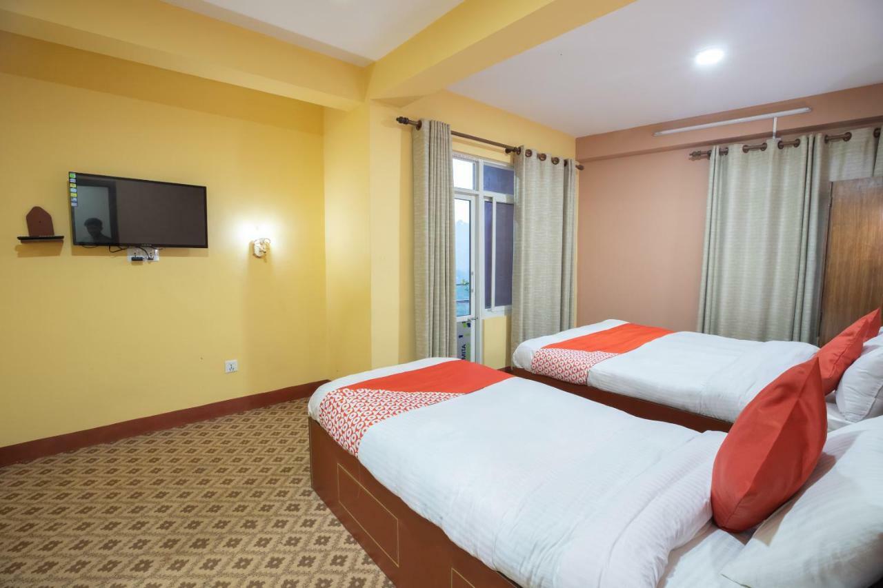 Oyo 281 Twins Kitchen Hotel Дхуликел Екстериор снимка