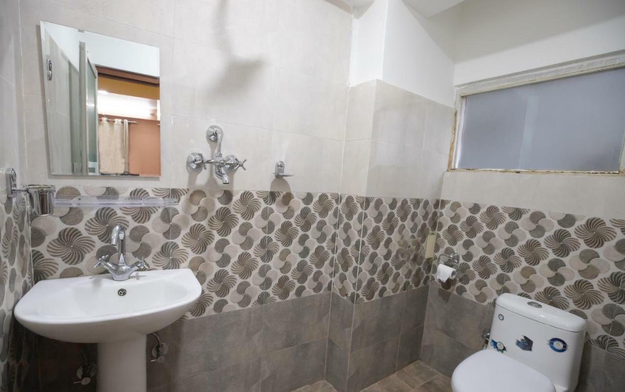 Oyo 281 Twins Kitchen Hotel Дхуликел Екстериор снимка